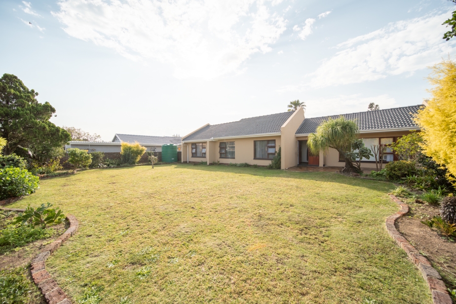 To Let 4 Bedroom Property for Rent in Baysville Eastern Cape